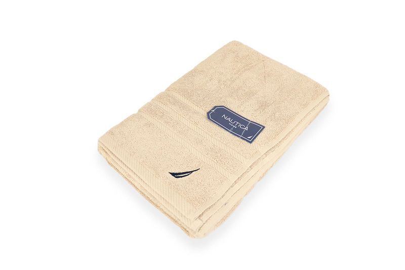 Toalla de baño Nautica de 30x60 pulgadas color sand, doblada con etiqueta azul y logo bordado