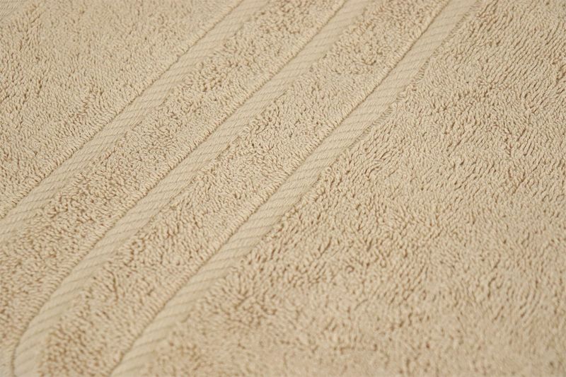Toalla de baño Nautica de 30 x 60 pulgadas color sand, primer plano del tejido con relieve de líneas paralelas