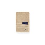 Toalla de baño Nautica de 30x60 pulgadas color sand, doblada con etiqueta azul y logo bordado en la esquina inferior