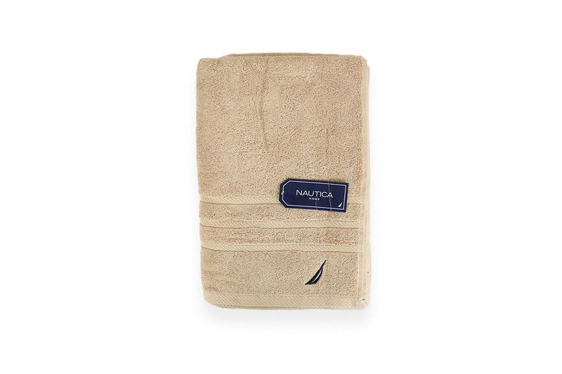Toalla de baño Nautica de 30x60 pulgadas color sand, doblada con etiqueta azul y logo bordado en la esquina inferior
