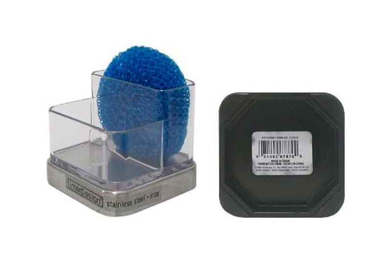 Jabonera plástica de 2 espacios Interdesign, vista frontal con esponja azul y detalle de la base trasera con etiqueta