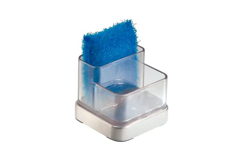 Jabonera plástica de 2 espacios Interdesign, vista diagonal transparente con una esponja azul en el compartimento
