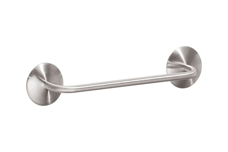 Toallero barra 11 pulgadas cromado Interdesign, vista frontal del soporte cilíndrico con bases circulares