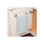 Toallero barra 11 pulgadas cromado Interdesign, instalado en puerta de gabinete blanco con una toalla celeste