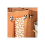Toallero barra 11 pulgadas cromado Interdesign, instalado en puerta de madera con una toalla blanca y naranja colgada