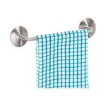 Toallero barra 11 pulgadas cromado Interdesign, con una toalla blanca y azul celeste colgada