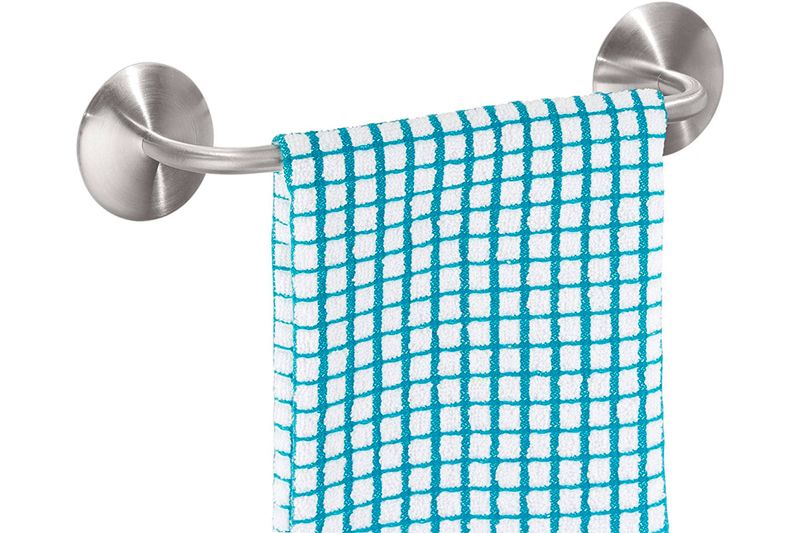 Toallero barra 11 pulgadas cromado Interdesign, con una toalla blanca y azul celeste colgada