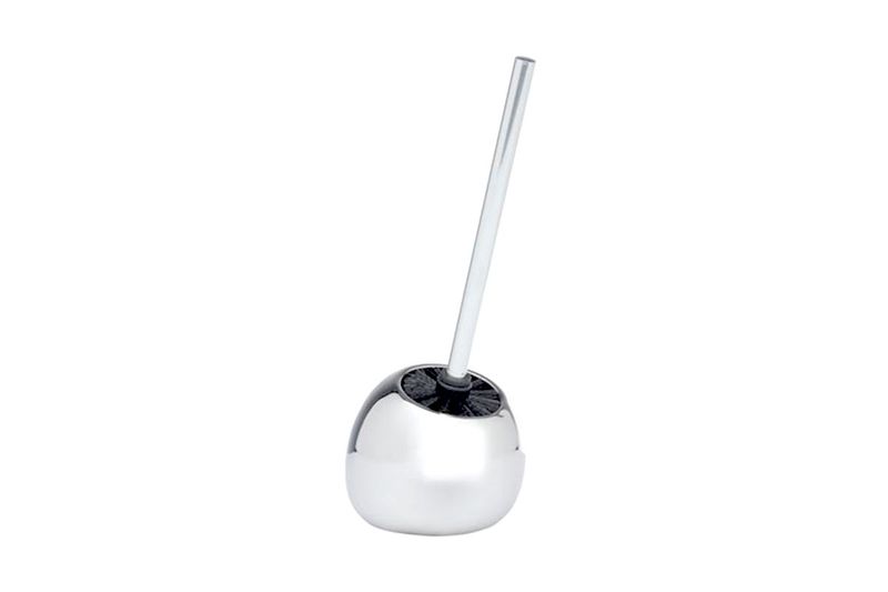 Isopo para baño con base cerámica cromada Wenko, vista frontal del cepillo y su soporte esférico brillante