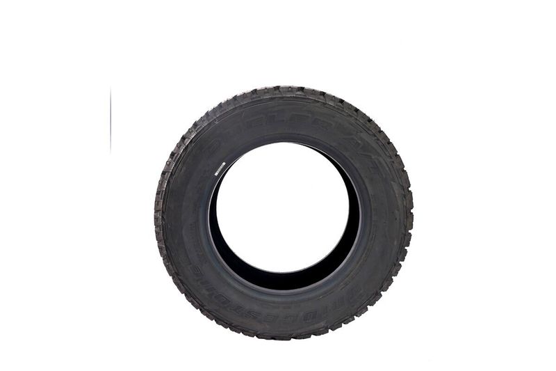 Llanta 245/65R17 Dueler AT Revo 2 105S Bridgestone, vista frontal del neumático negro sobre fondo blanco