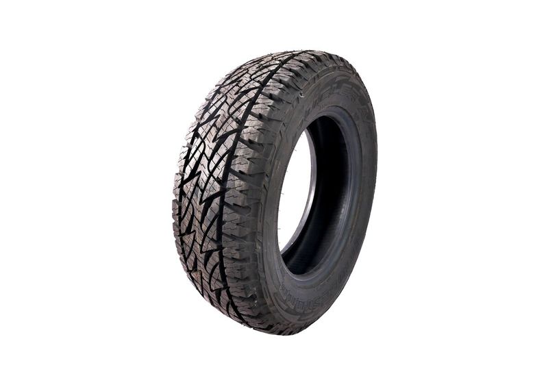 Llanta 245/65R17 Dueler AT Revo 2 105S Bridgestone, vista en ángulo que muestra el dibujo profundo de la banda de rodadura