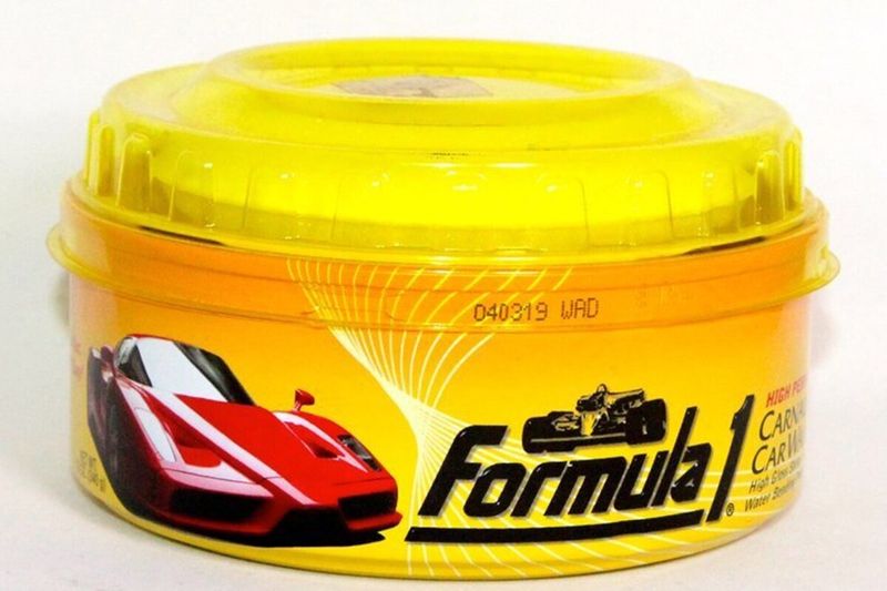 Cera con carnauba Formula 1 de 8 onzas pasta, envase circular amarillo con ilustración de auto rojo y logo de la marca