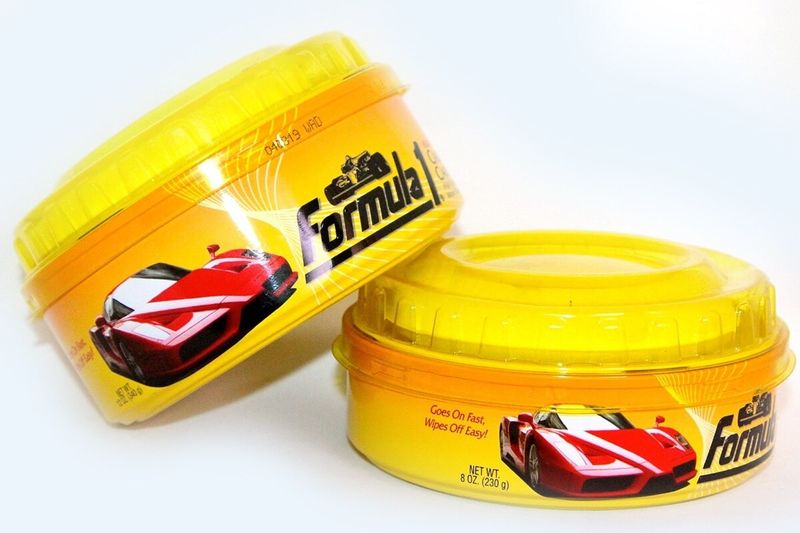 Cera con carnauba Formula 1 de 8 onzas pasta, dos envases amarillos con ilustración de auto rojo en ángulo