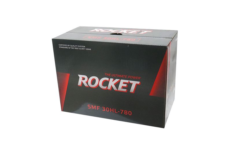 Batería SMF 30HL-102 780 CCA 12V 17P/5.4L Rocket, vista frontal de la caja negra con logotipos en rojo y blanco