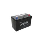 Batería SMF 30HL-102 780 CCA 12V 17P/5.4L Rocket, vista lateral con terminales azul y rojo y logo blanco