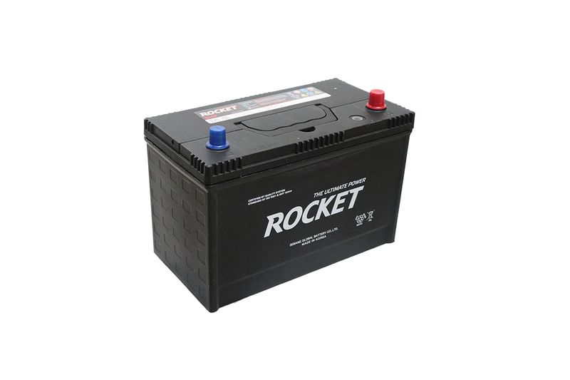 Batería SMF 30HL-102 780 CCA 12V 17P/5.4L Rocket, vista lateral con terminales azul y rojo y logo blanco