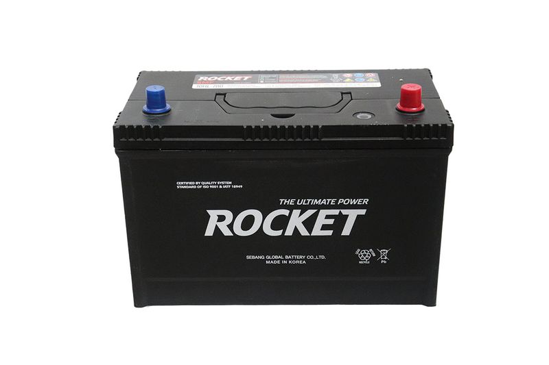 Batería SMF 30HL-102 780 CCA 12V 17P/5.4L Rocket, vista frontal en color negro con bornes azul y rojo