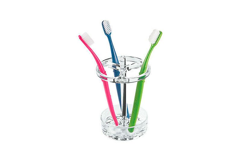 Portacepillo de dientes acrílico Eva Interdesign, con tres cepillos de colores rosa, azul y verde en su interior