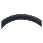 Forro de timón para auto 38 cm cuero negro/rojo Goodyear, detalle cercano del logo grabado y costuras rojas