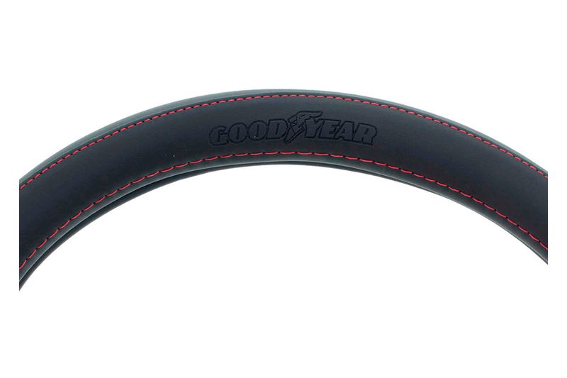 Forro de timón para auto 38 cm cuero negro/rojo Goodyear, detalle cercano del logo grabado y costuras rojas