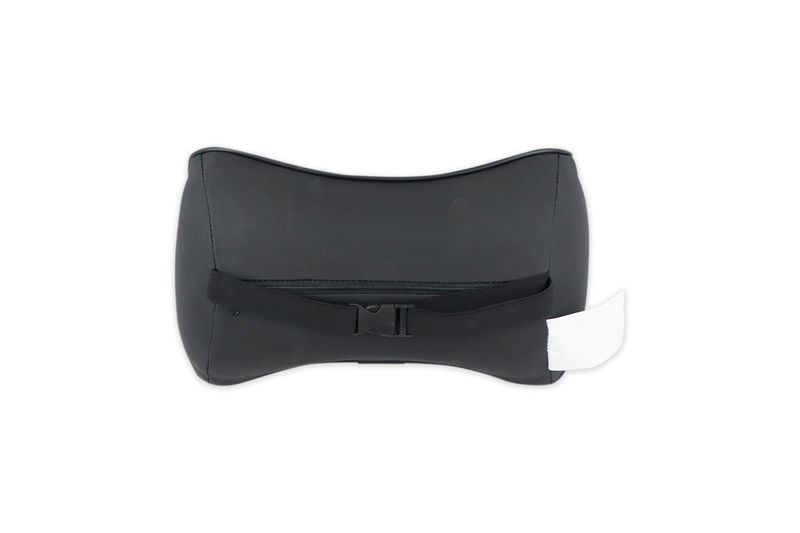 Almohada soporte para cuello para auto negro Goodyear, vista frontal con correa ajustable y etiqueta blanca