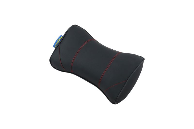 Almohada soporte para cuello para auto negro Goodyear, vista frontal con costuras decorativas rojas y etiqueta azul
