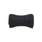 Almohada soporte para cuello para auto negro Goodyear, vista frontal con costuras decorativas rojas y etiqueta lateral azul