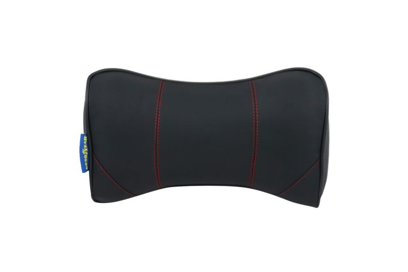 Almohada soporte para cuello para auto negro Goodyear, vista frontal con costuras decorativas rojas y etiqueta lateral azul