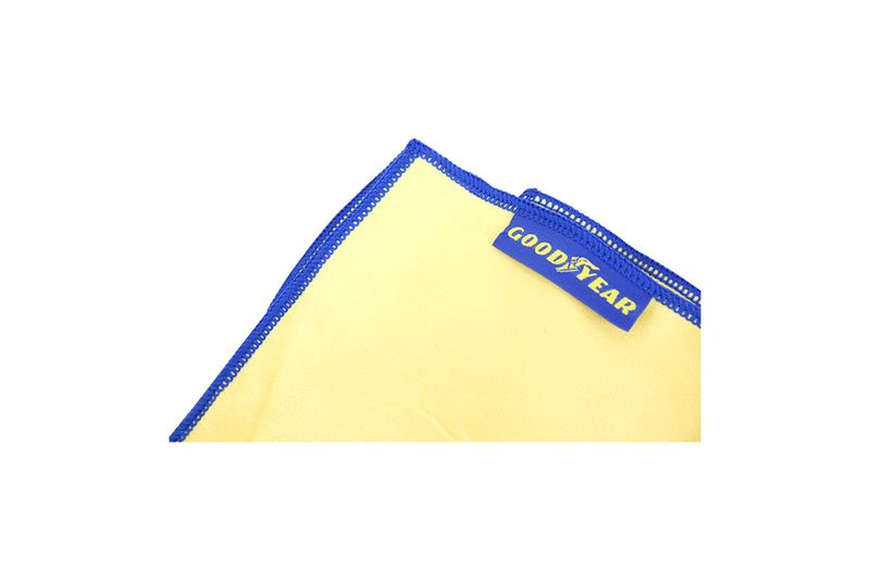 Juego de toallas de microfibra para auto 3 piezas amarillas Goodyear, detalle de la etiqueta azul con el logo de la marca