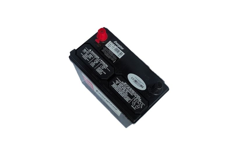 Batería Energizer EN-51R-500, CCA 500 amp, vista superior en ángulo donde se observa la tapa negra y borne rojo