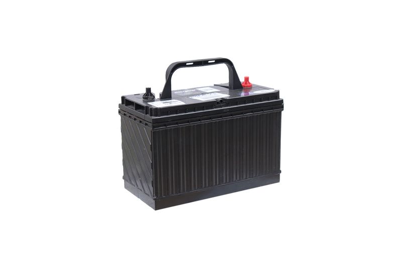 Batería Energizer EN-31T-750 de 750 amp, vista lateral en ángulo con bornes rojo y negro y asa de transporte