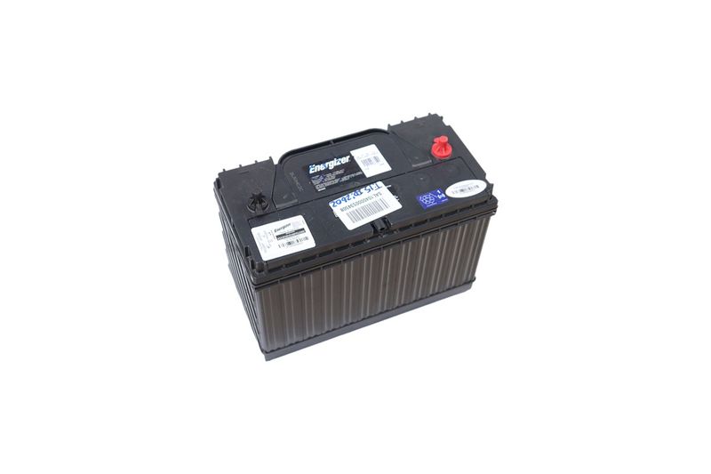 Batería Energizer EN-31T-750, CCA 750 AMP, vista lateral trasera donde se aprecian etiquetas blancas y el borne rojo