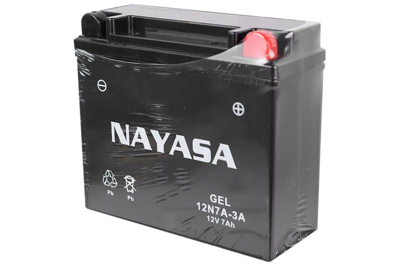 Batería sellada con gel 12N7A-3A 12V/7A Nayasa, vista frontal en ángulo donde se aprecia el borne positivo rojo