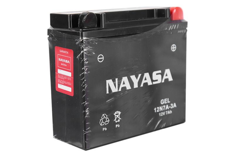 Batería sellada con gel 12N7A-3A 12V/7A Nayasa, vista diagonal frontal con empaque plástico y terminal positivo rojo