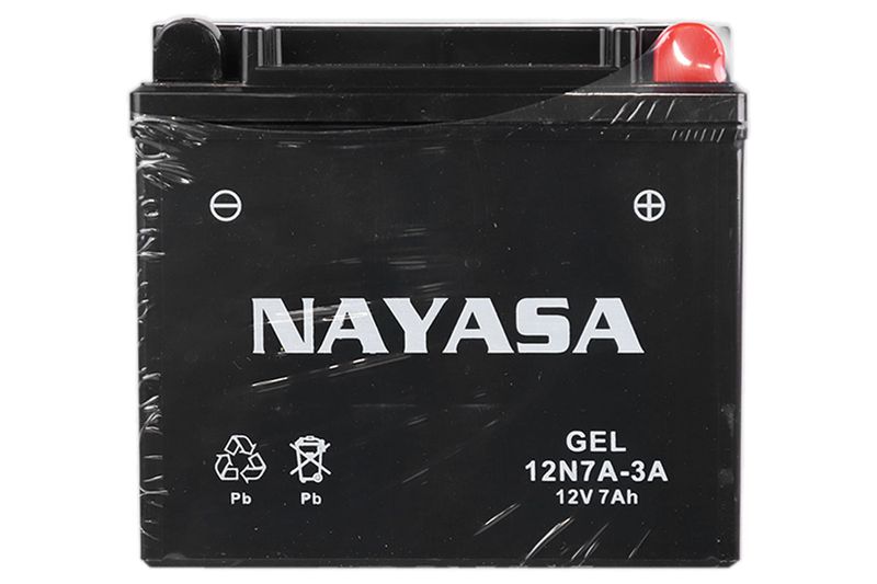 Batería sellada con gel 12N7A-3A 12 V / 7 A Nayasa, vista frontal de la batería negra con terminal positivo rojo