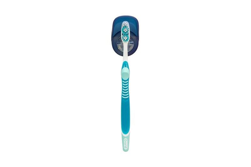 Porta cepillo dientes de succión Sttelli, soporte azul con un cepillo de dientes colocado para mostrar su uso