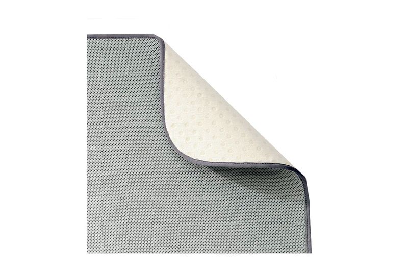 Alfombra de baño grey Idry microfibra 18 x 24 pulgadas Interdesign, esquina doblada mostrando la base antideslizante blanca