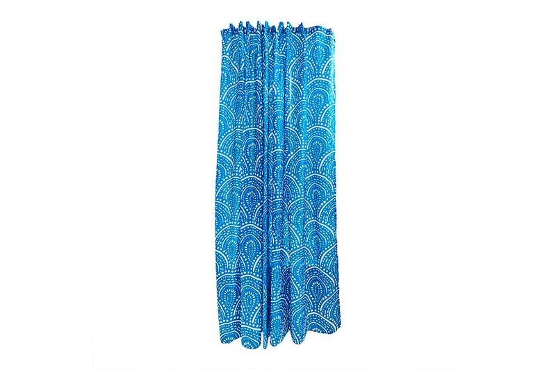 Cortina de baño azul Joy Sttelli, vista frontal desplegada con estampado de semicírculos blancos y azules