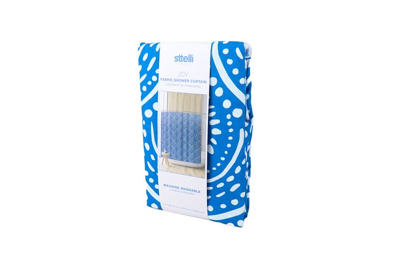 Cortina de baño azul Joy Sttelli, producto doblado en su empaque con etiqueta blanca e ilustración de uso