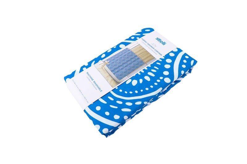 Cortina de baño azul Joy Sttelli, doblada en su empaque con etiqueta blanca y detalles del diseño