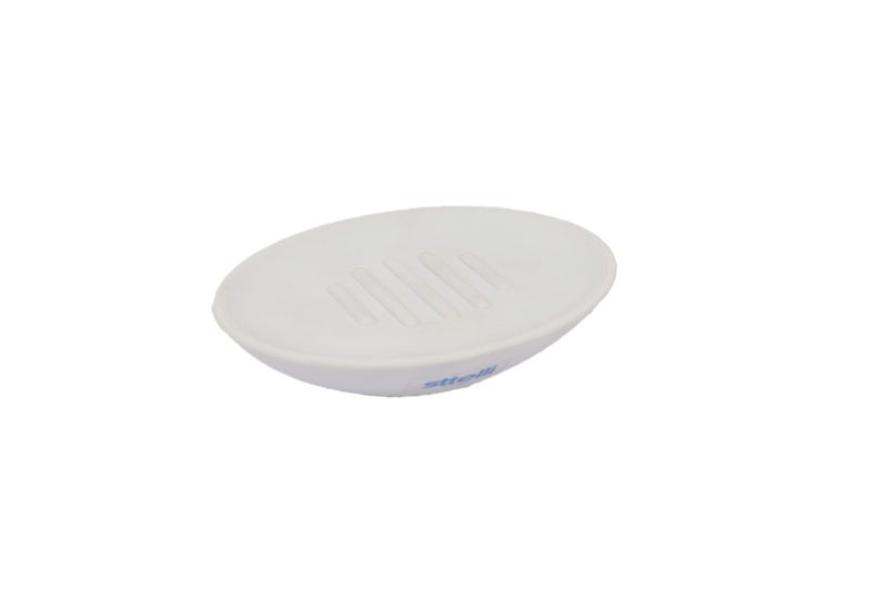 Jabonera de plato blanca Belize Sttelli, vista diagonal del accesorio con ranuras de drenaje y logo azul