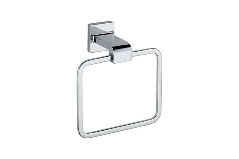 Toallero de barra 24 pulgadas Galeón cromado Delta, vista frontal en ángulo del soporte cuadrado y aro rectangular