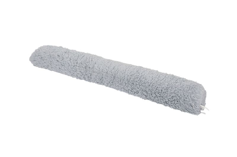 Alfombra de baño surt Koopman de 60x90 cm, enrollada en color gris claro sobre fondo blanco