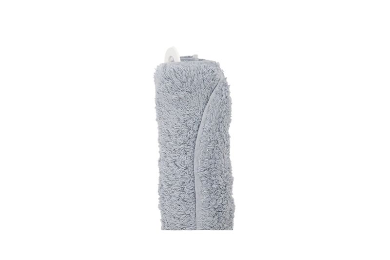 Alfombra de baño surt 60x90 cm Koopman, plegada en color gris claro con textura afelpada