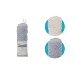Alfombra de baño surt Koopman de 60x90 cm, enrollada en color gris y opciones en blanco y gris sobre fondos azules