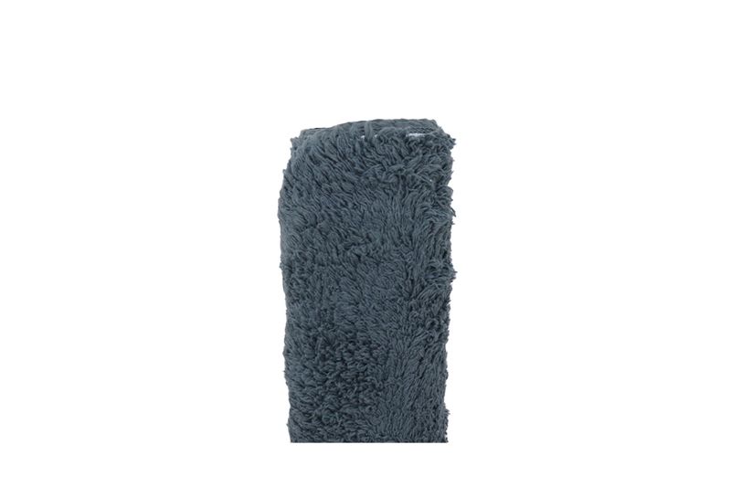 Alfombra de baño surt 60x90 cm Koopman, plegada en color gris azulado con textura de fibras largas y suaves