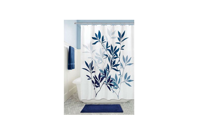 Cortina de baño blanco estampado de hojas 72x72 pulgadas Interdesign, instalada en baño con toalla y tapete azules