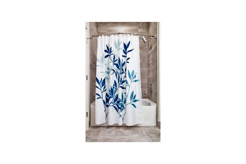 Cortina de baño blanco estampado de hojas 72x72 pulgadas Interdesign, instalada en tina con diseño de hojas azules