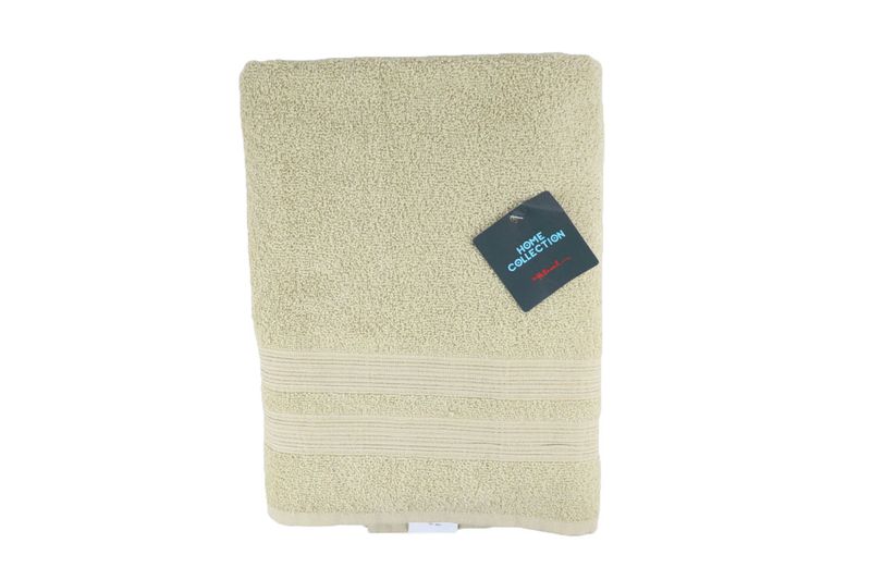 Toalla 71 x 130 cm almond 70 playa Home Collection Hilasal, doblada con etiqueta negra de la colección