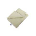 Toalla 71 x 130 cm almond 70 playa Home Collection Hilasal, doblada en ángulo cenital mostrando la etiqueta blanca