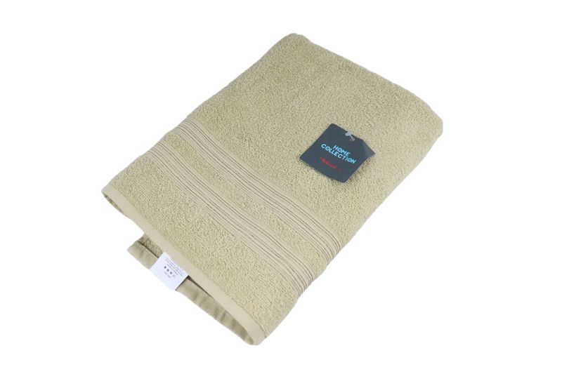 Toalla 71 x 130 cm almond 70 playa Home Collection Hilasal, doblada con etiqueta negra y detalles de rayas horizontales